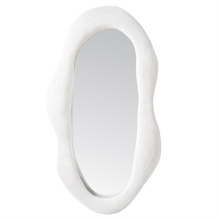 Spiegel Alia White